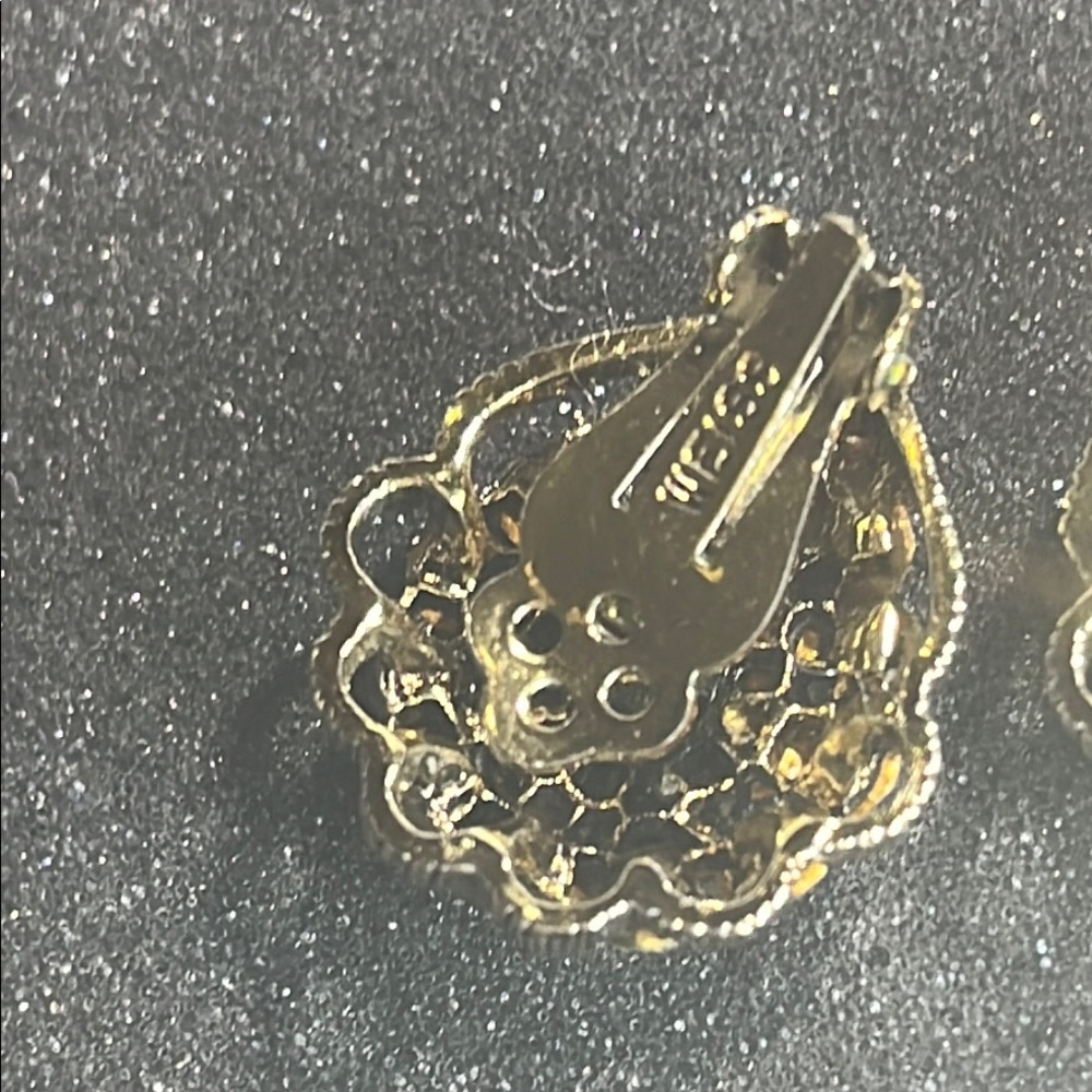 Weiss vintage 1950’s Elegant rhinestones that sparkle Gold tone clip Earrings - Picture 7 of 15